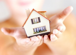 maison miniature mains immobilier