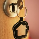 clé insérée dans une porte