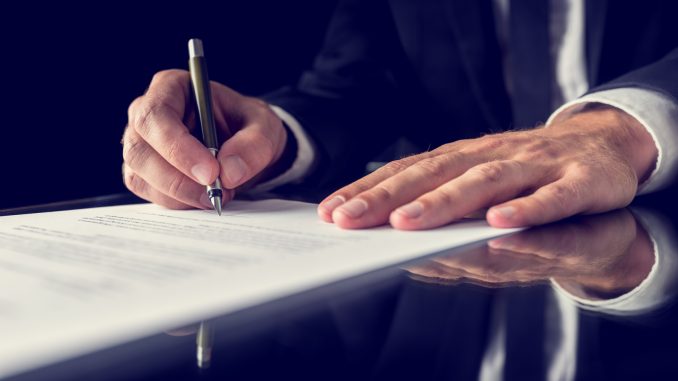 Signing legal document Responsabilité civile professionnelle agent immobilier