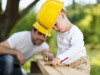 Bricolage père et fils au printemps