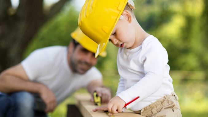 Bricolage père et fils Bricolage père et fils au printemps