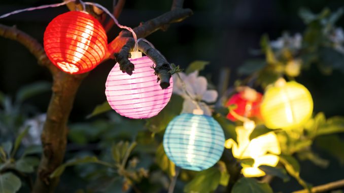 bunte Lampions am Abend im Garten
